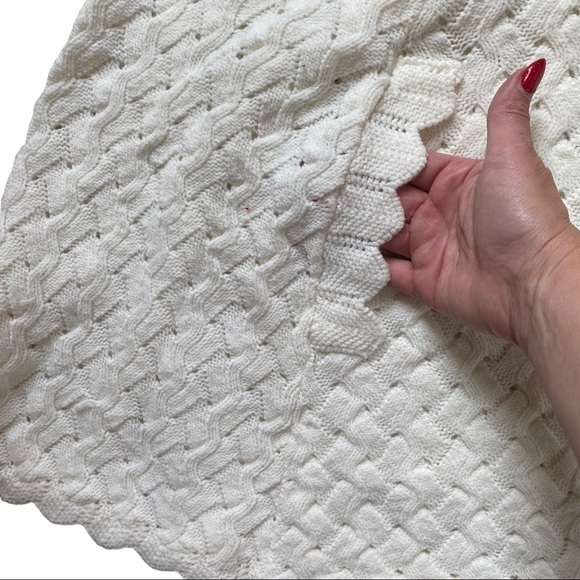 Vintage 1960s JC Penny White Knit Cape with Pearl Buttons - Picture 4 of 4